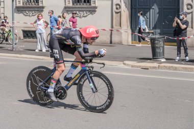 MILAN, İTALYA - 30 Mayıs 2021 'de Giro 2021' in son aşaması, Simon Carr EF Eğitim 'in rakibi - Meme Takımı 30 Mayıs 2021' de İtalya 'nın başkenti Milano' da yapılan bireysel zaman duruşmasında yüksek hızda