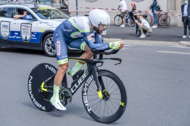 MILAN, ITALY - 30 Mayıs 2021 'de Giro 2021' in son aşamasında, Andrea Pasqualon Intermarche - Wanty Team, 30 Mayıs 2021 'de İtalya' nın başkenti Milano 'da düzenlenen bireysel zaman duruşmasında yüksek hızda yer aldı.