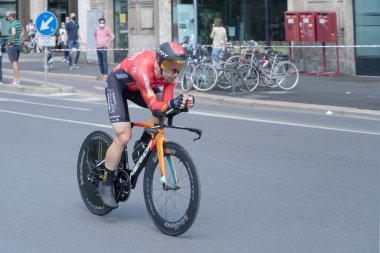 MILAN, ITALY - 30 Mayıs 2021 'in son aşaması, Bahreyn Victorious Team' in Jan Tratnik rakibi 30 Mayıs 2021 'de İtalya' nın başkenti Milano 'da yapılan bireysel zaman duruşmasında yüksek hızda çekildi.