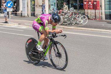 MILAN, ITALY - 30 Mayıs 2021, Enrico Battaglin rakibi Bardiani CSF Faizane Team 30 Mayıs 2021 tarihinde şehir sokaklarında bireysel zaman denemesi sırasında yüksek hızda