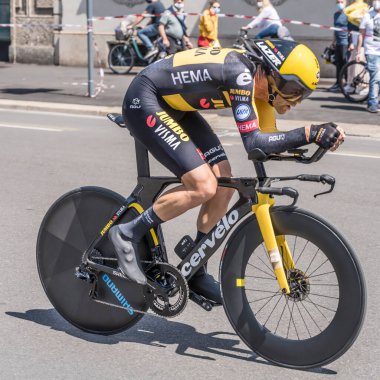 MILAN, ITALY - 30 Mayıs 2021 'in son safhası, Paul Martens Jumbo-Visma Takımı' nın yarışmacısı şehir sokaklarında bireysel zaman denemesi sırasında 30 Mayıs 2021 'de vuruldu.