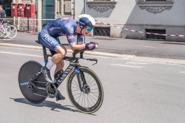 MILAN, ITALY - 30 Mayıs 2021 'in son safhası, Alpecin-Fenix takımının rakibi Senne Leysen 30 Mayıs 2021' de İtalya 'nın başkenti Milano' da yapılan bireysel zaman duruşması sırasında yüksek hızda