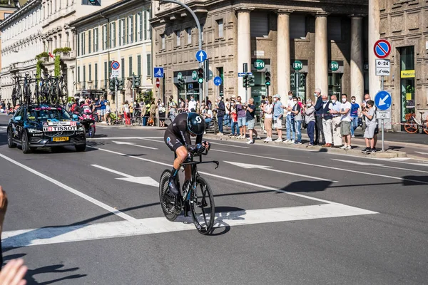 MILAN, ITALY - 30 Mayıs 2021, Romain Bardet yarışmacısı ve DSM 30 Mayıs 2021 tarihinde şehir sokaklarında bireysel zaman duruşması sırasında yüksek hızda araç takip ediyorlar.