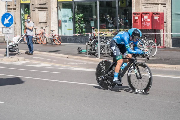 MILAN, ITALY - 30 Mayıs 2021 'in son aşaması, Lorenzo Fortunato Eolo-Kometa Takımı' nın rakibi 30 Mayıs 2021 'de şehir sokaklarında bireysel zaman duruşması sırasında yüksek hızda vuruldu.