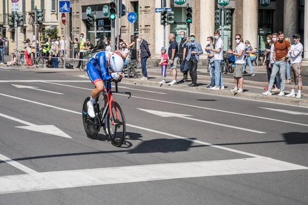 MILAN, ITALY - 30 Mayıs 2021 'de Giro 2021' in son aşaması, Atilla Valter, 30 Mayıs 2021 'de şehir sokaklarında bireysel zaman duruşması sırasında yüksek hızda Groupama Takımı' nın rakibi, Ital