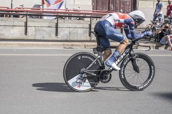 MILAN, ITALY - 30 Mayıs 2021, Vincenzo Nibali yarışmacısı Trek-Segafredo takımı bireysel zaman duruşması sırasında 30 Mayıs 2021 'de şehir sokaklarında yüksek hızda vuruldu.