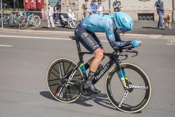 MILAN, ITALY - 30 Mayıs 2021 'de Giro 2021' in son aşaması, Astana takımının Gorka Izagirre Insausti rakibi 30 Mayıs 2021 'de şehir sokaklarında bireysel zaman duruşması sırasında yüksek hızda vuruldu.