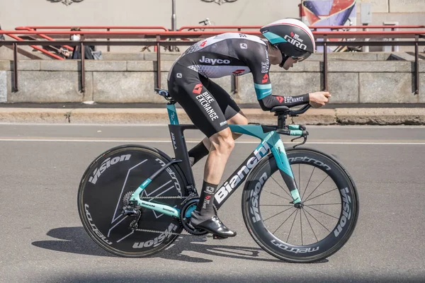 MILAN, ITALY - 30 Mayıs 2021 'de Mikel Nieve Iturralde, 30 Mayıs 2021' de şehir sokaklarında Bireysel Zaman Duruşması sırasında yüksek hızda Bisiklet Takımının rakibi