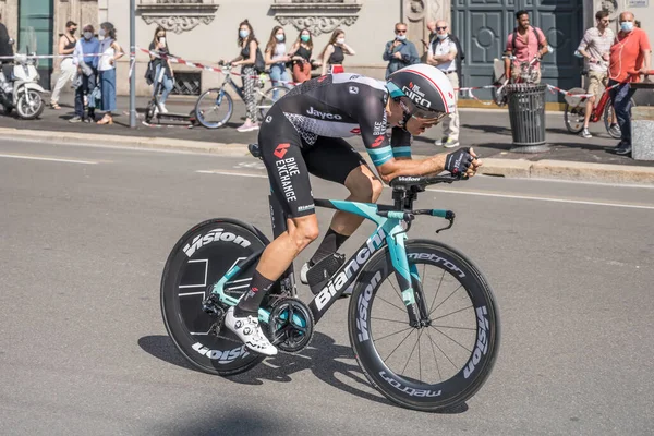 MILAN, ITALY - 30 Mayıs 2021 'de Giro 2021' in son aşaması, 30 Mayıs 2021 'de şehir sokaklarında Bireysel Zaman Duruşması sırasında yüksek hızla Bisiklet Takımının rakibi Tanel Kangert,
