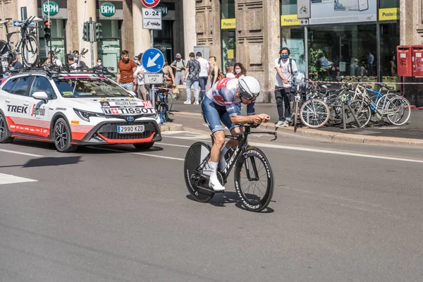 MILAN, ITALY - 30 Mayıs 2021 'de, Bauke Mollema ve TREK-Segafredo takımı 30 Mayıs 2021' de şehir sokaklarında bireysel zaman duruşması sırasında yüksek hızda arabayı takip ederek, 30 Mayıs 2021 'de Milano, Ital