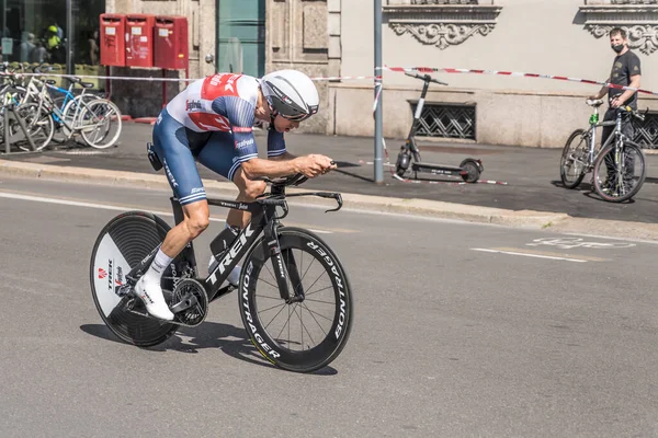 MILAN, ITALY - 30 Mayıs 2021 'in son safhası, Bauke Mollema TREK-Segafredo takımının rakibi 30 Mayıs 2021' de şehir sokaklarında bireysel zaman duruşması sırasında yüksek hızda vuruldu.