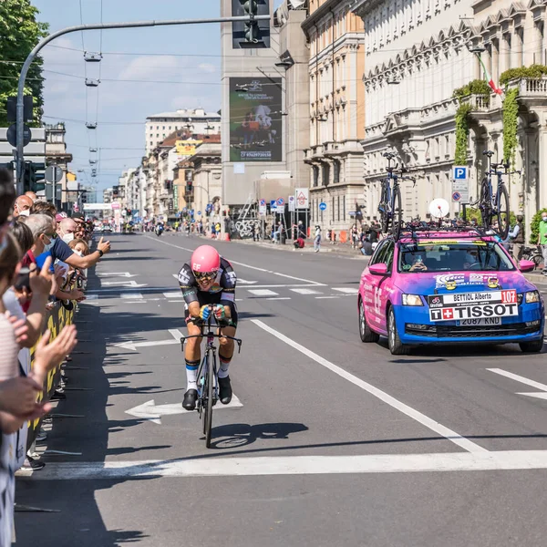 MILAN, ITALY - 30 MAYIS: Giro 2021 'in son aşaması, Alberto Bettiol ve EF Education-Nippo Takımı 30 Mayıs 2021' de şehir sokaklarında bireysel zaman denemesi sırasında yüksek hızda arabayı takip ediyor.