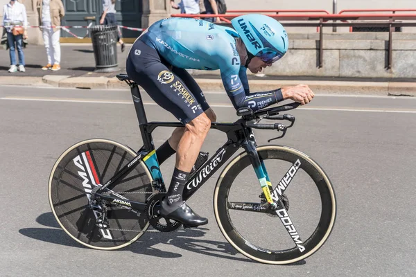 MILAN, ITALY - 30 Mayıs 2021, Giro 2021 'in son aşaması, Luis Leon Sanchez Astana Team' in rakibi şehir sokaklarında bireysel zaman denemesi sırasında 30 Mayıs 2021 'de vuruldu.