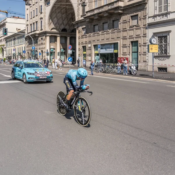 MILAN, ITALY - 30 Mayıs 2021 'de Vladimir Pronskiy ve Astana Takımı, 30 Mayıs 2021' de şehir sokaklarında bireysel zaman duruşması sırasında yüksek hızda arabalarını takip ederek Ital,