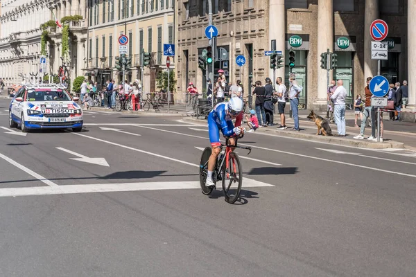 MİLAN, İTALYA - 30 Mayıs 2021 'de Giro 2021' in son aşaması Rudy Molard ve Groupama Takımı, 30 Mayıs 2021 'de şehir sokaklarında bireysel zaman denemesi sırasında yüksek hızda arabayı takip ediyor.