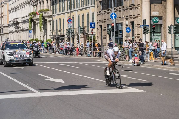 MILAN, ITALY - 30 Mayıs 2021 'de, Lawrence Warbasse rakibi ve AG2R Citroen Takımı 30 Mayıs 2021' de şehir sokaklarında bireysel zaman duruşması sırasında yüksek hızda arabayı takip ediyor.