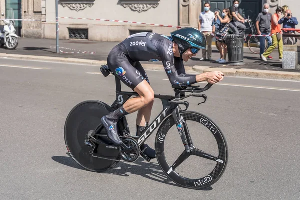 MILAN, ITALY - 30 Mayıs 2021, Christopher Hamilton yarışmacı DSM Team 30 Mayıs 2021 tarihinde şehir sokaklarında bireysel zaman denemesi sırasında yüksek hızda vuruldu.