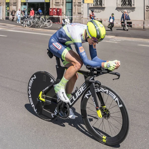 MİLAN, İTALYA - 30 Mayıs 2021 'de Giro 2021' in son aşaması, Simone Petilli Intermarche-Wanty Team 'in rakibi 30 Mayıs 2021' de şehir sokaklarında bireysel zaman duruşmasında yüksek hızda vuruldu.