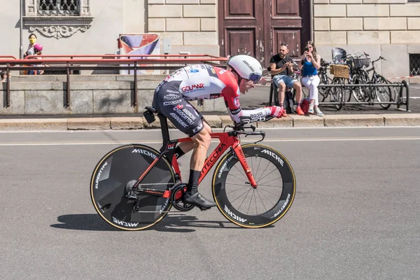 MILAN, ITALY - 30 Mayıs 2021 'de, Androni-Sidermec takımının rakibi Eduardo Sepulveda 30 Mayıs 2021' de şehir sokaklarında bireysel zaman duruşması sırasında yüksek hızda vuruldu.