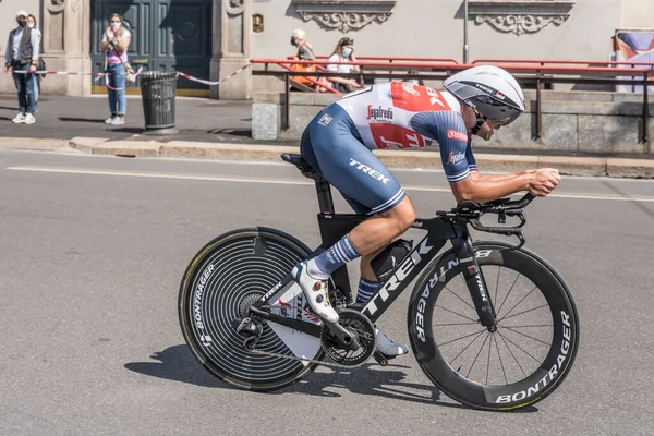 MILAN, ITALY - 30 Mayıs 2021 'in son aşaması, Trek-Segafredo takımının Jacopo Mosca rakibi 30 Mayıs 2021' de şehir sokaklarında bireysel zaman duruşması sırasında yüksek hızda çekildi.