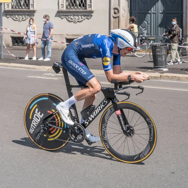 MILAN, ITALY - 30 Mayıs 2021 'in son safhası, Pieter Serry Deceuninck-Quick-Step Team' in rakibi 30 Mayıs 2021 'de şehir sokaklarında bireysel zaman duruşmasında yüksek hızda,