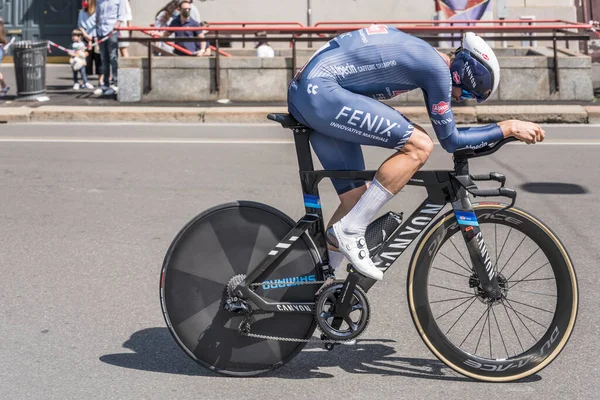 MILAN, ITALY - 30 Mayıs 2021 'in son safhası, Jimmy Janssens Alpecin-Fenix takımının rakibi 30 Mayıs 2021' de şehir sokaklarında bireysel zaman duruşmasında yüksek hızda vuruldu.