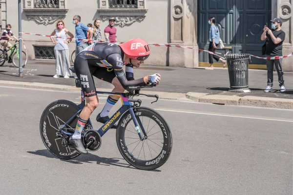 MILAN, İTALYA - 30 Mayıs 2021 'de Giro 2021' in son aşaması, Simon Carr EF Eğitim 'in rakibi - Meme Takımı 30 Mayıs 2021' de İtalya 'nın başkenti Milano' da yapılan bireysel zaman duruşmasında yüksek hızda