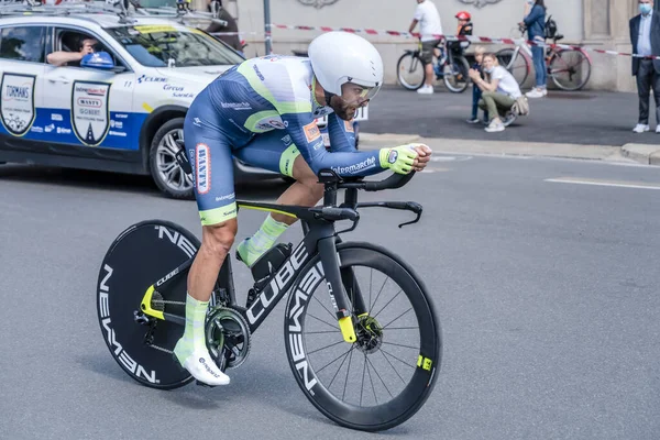 MILAN, ITALY - 30 Mayıs 2021 'de Giro 2021' in son aşamasında, Andrea Pasqualon Intermarche - Wanty Team, 30 Mayıs 2021 'de İtalya' nın başkenti Milano 'da düzenlenen bireysel zaman duruşmasında yüksek hızda yer aldı.