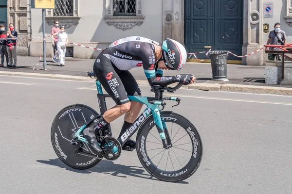 MILAN, ITALY - 30 Mayıs 2021 'in son safhası, Christofer Jensen bisiklet takas takımının rakibi 30 Mayıs 2021' de şehir sokaklarında bireysel zaman duruşmasında yüksek hızda vuruldu.