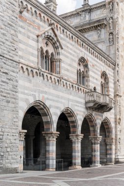 Lombardiya Como, İtalya 'da parlak yaz ışığında çekilen ortaçağ 