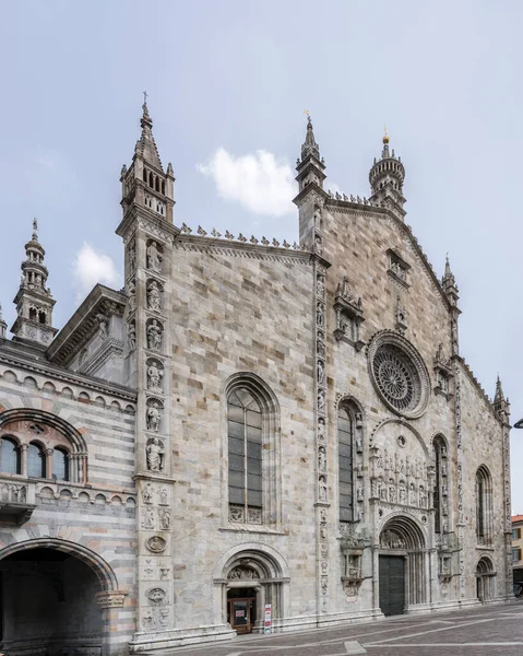 Kamienna Fasada Gotyckiej Katedry Nakręcona Jasnym Letnim Świetle Como Lombardia — Zdjęcie stockowe