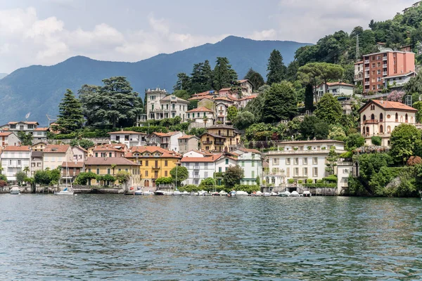 イタリア 7月12 2021年7月12日にイタリアのコモで撮影された観光の歴史的な町の近くの夏の時間に緑の湖の海岸で湖側の古い家と風景 — ストック写真