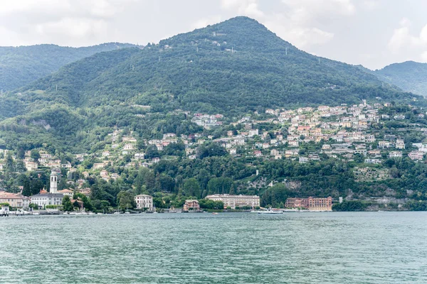イタリアのコモ 7月12日 ロベンナ村と風景は イタリアのコモ Cernobbioの観光歴史的な町の近くの夏の時間に7月12 2021で撮影された急な緑の湖の海岸に広がっています — ストック写真