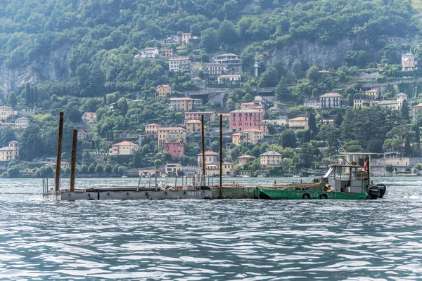 Como Itália Julho Veleiro Velho Navega Águas Lago Com Costa — Fotografia de Stock