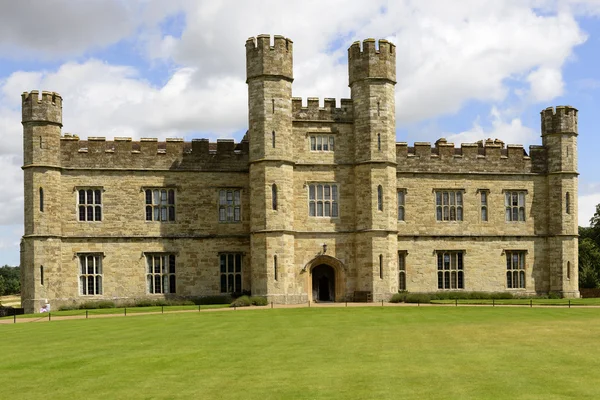 Fachada principal do castelo de Leeds, Maidstone, Inglaterra — Fotografia de Stock