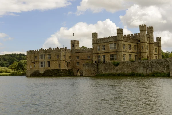 Vista sud-ovest del castello di Leeds, Maidstone, Inghilterra — Foto Stock