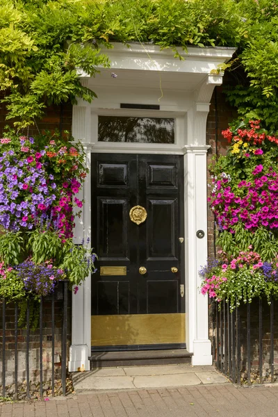 Blossoming flowers and georgian entrance, Henley on Thames — Stock Photo, Image