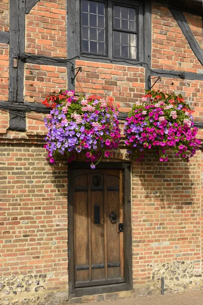 Blossoming flowers on medieval wattle house, Henley on Thames — Stock Photo, Image