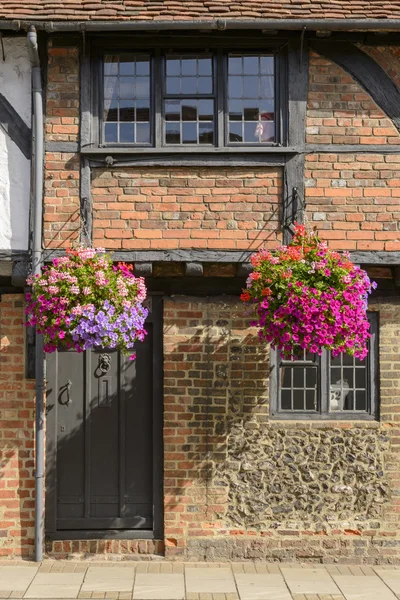 Flowers, bricks and wattle house, Henley on Thames — Stock Photo, Image