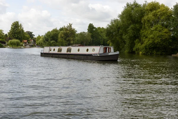 Velha barcaça no rio Tâmisa, perto de Wargrave — Fotografia de Stock
