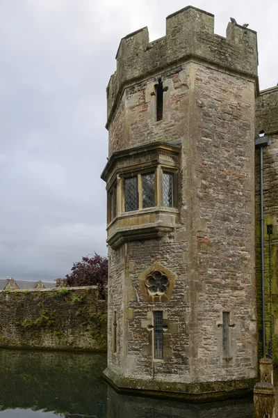 Foso y torre de Gatehouse en Bishop Palace, Wells — Foto de Stock