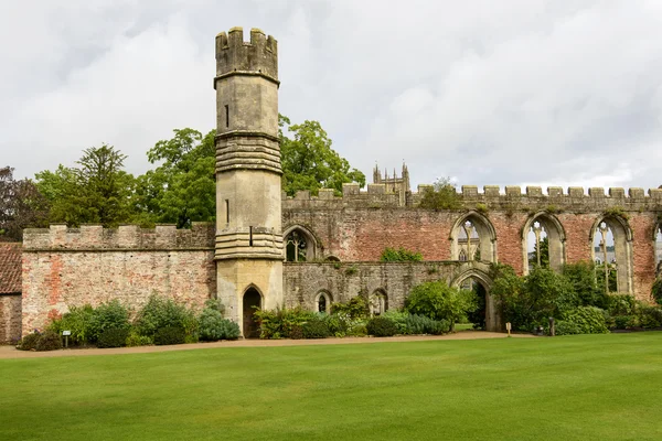 Tower and ruins of the great Hall at  Bishop Palace,Wells — Stock Photo, Image