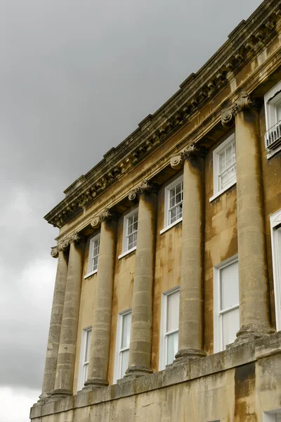 Columnas y nubes en la Media Luna Real, Bath — Foto de Stock