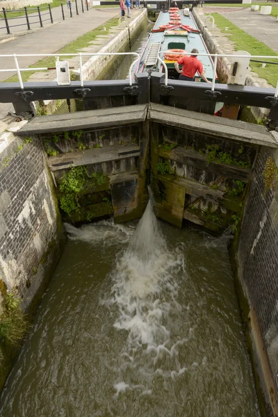 ブラッドフォード ・ オン ・ エイヴォンの運河のロックを絞り込む — ストック写真