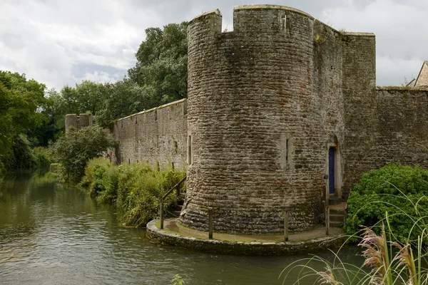 Wall and round tower on moat at Bishop palace ,Wells — Stock Photo, Image