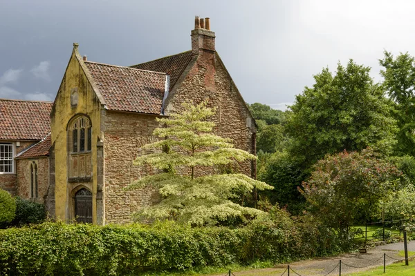 Gammal sten stuga bland träd, Wells — Stockfoto