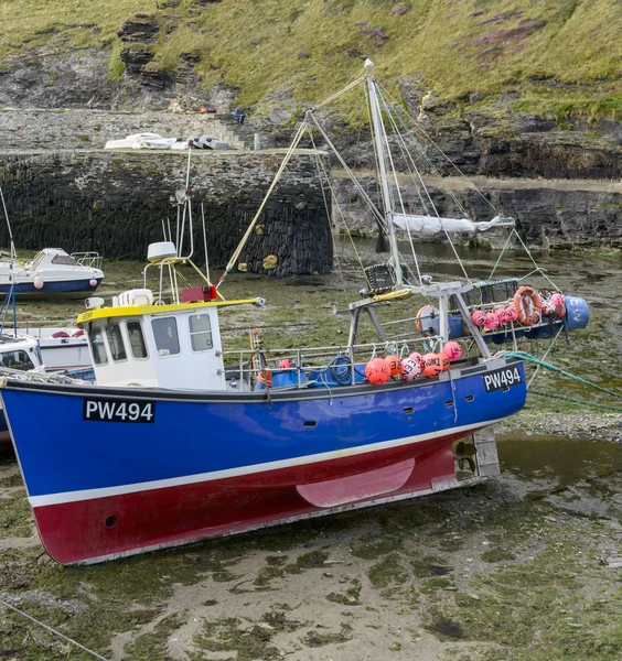 Barca da pesca con bassa marea, Boscastle, Cornovaglia — Foto Stock