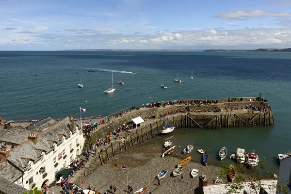 Viewers on harbour seawall  at Clovelly, Devon — Stock Photo, Image