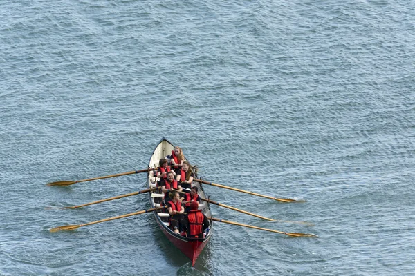 Женская команда на гребной лодке в Кловелли, Девон — стоковое фото