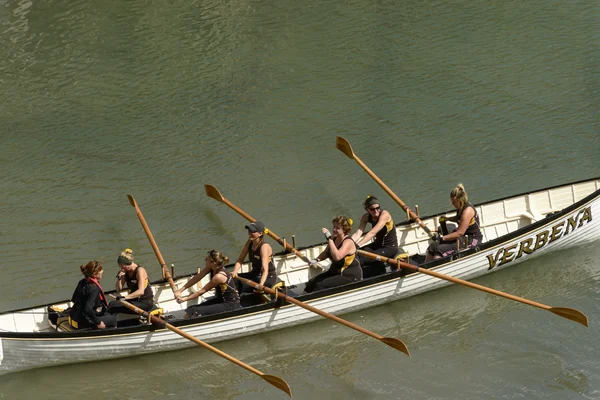 Woman team on rowing boat at Clovelly, Devon — Stock Photo, Image